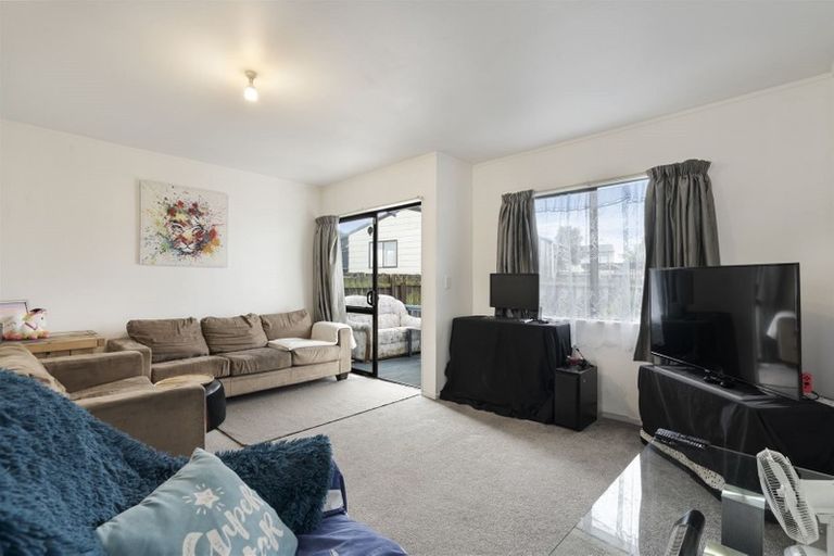 Photo of property in 2/4 Maplesden Drive, Clendon Park, Auckland, 2103
