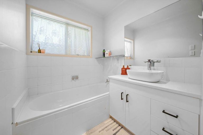 Photo of property in 1/162 Pigeon Mountain Road, Half Moon Bay, Auckland, 2012