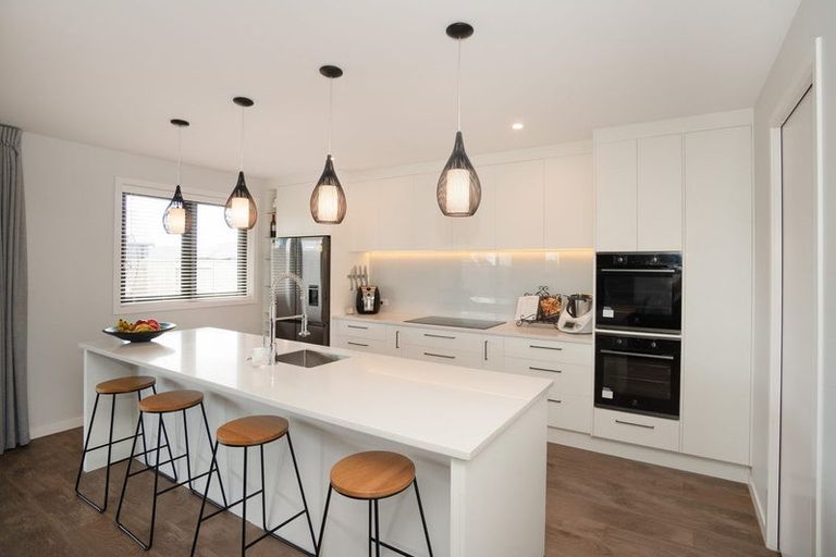 Photo of property in 76 Johnstone Drive, Fitzherbert, Palmerston North, 4410