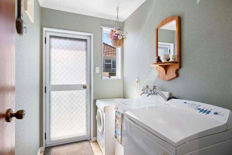 Photo of property in 3 Karaka Street, Merrilands, New Plymouth, 4312