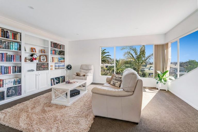 Photo of property in 11 Azure Grove, Unsworth Heights, Auckland, 0632