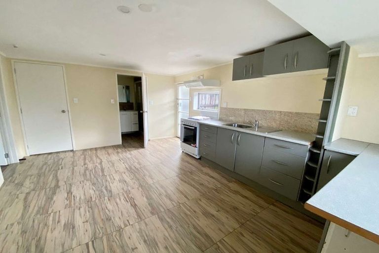 Photo of property in 35 Archibald Road, Kelston, Auckland, 0602