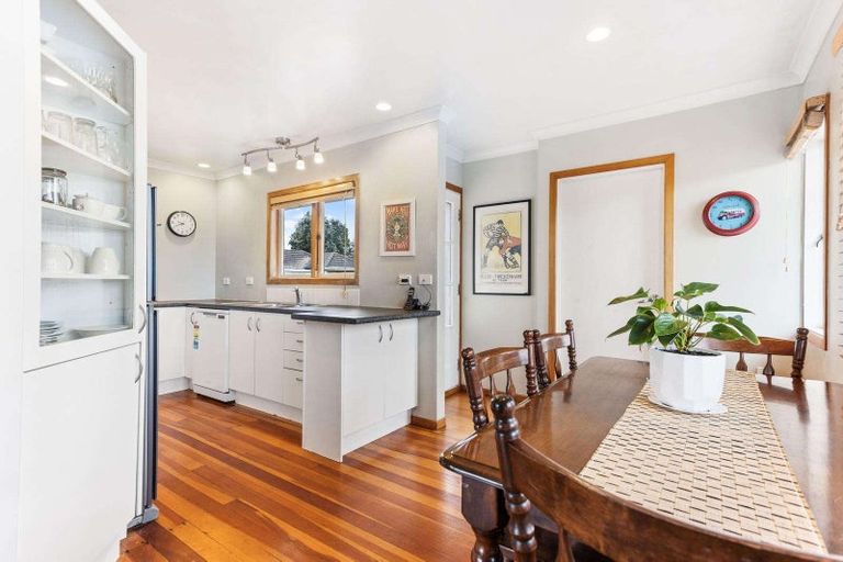 Photo of property in 43 Neil Avenue, Te Atatu Peninsula, Auckland, 0610