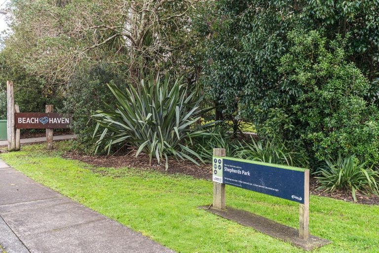 Photo of property in The Haven, 4/120 Beach Haven Road, Beach Haven, Auckland, 0626