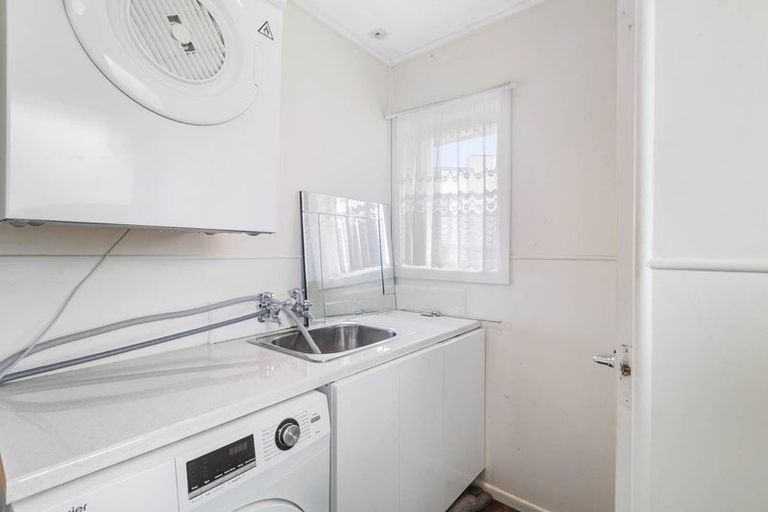 Photo of property in 19 Vodanovich Road, Te Atatu South, Auckland, 0610