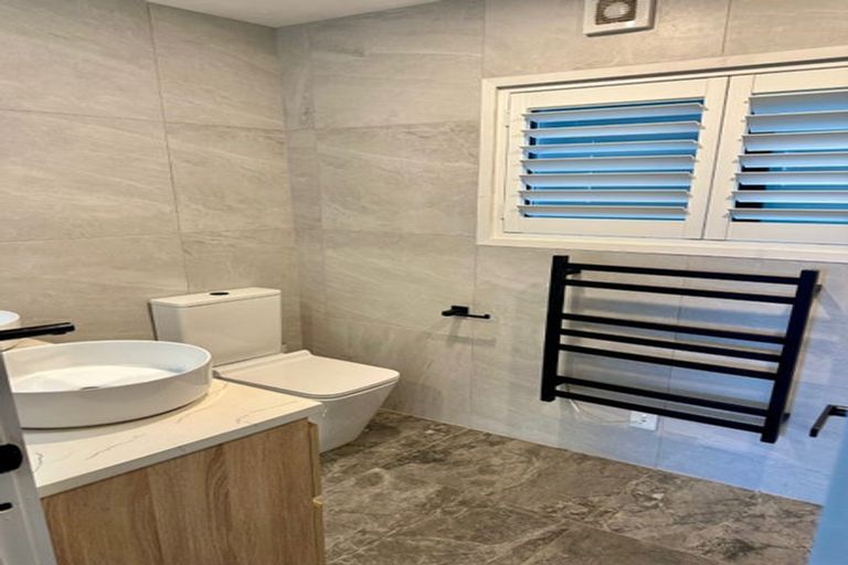 Photo of property in 1/35 Aberdeen Road, Castor Bay, Auckland, 0620