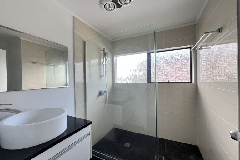 Photo of property in 1/260 Sunset Road, Windsor Park, Auckland, 0632