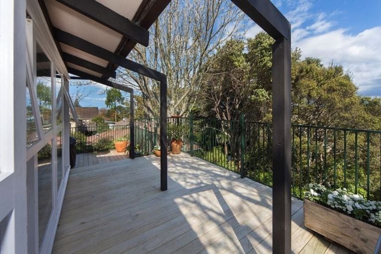 Photo of property in 132 Carlisle Road, Northcross, Auckland, 0632