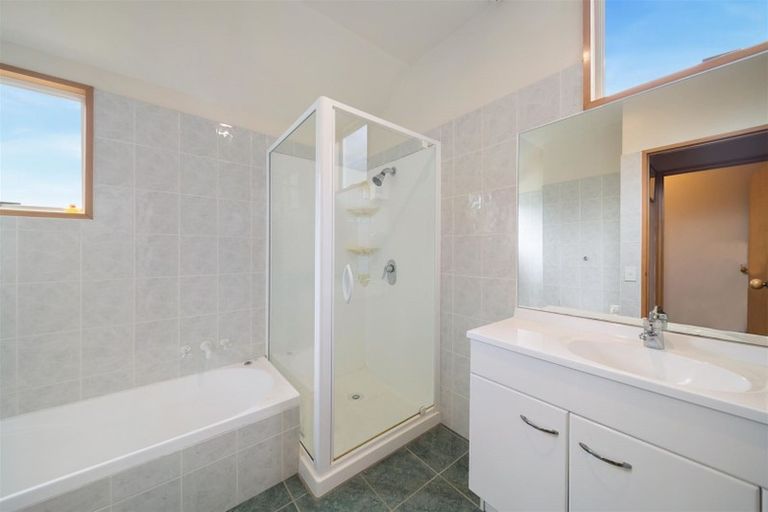 Photo of property in 18 Evergreen Place, Sunshine Bay, Queenstown, 9300