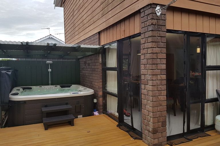 Photo of property in 2/10 Tiri View Place, Waiake, Auckland, 0630