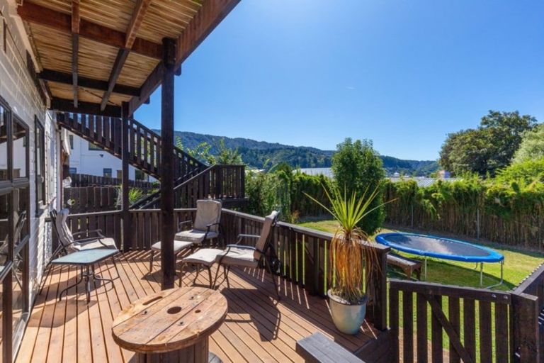 Photo of property in 19 Broadway, Picton, 7220