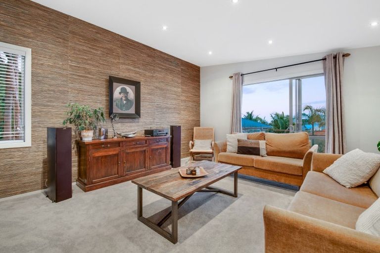 Photo of property in 115 Waldorf Crescent, Orewa, 0931