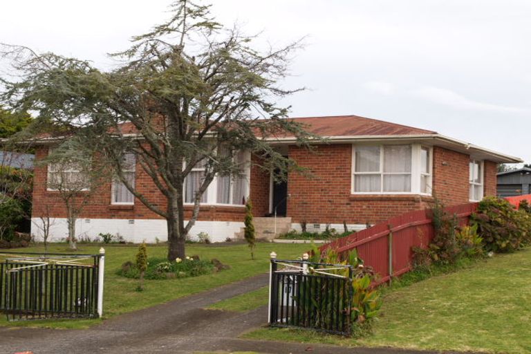 Photo of property in 17 Geoffrey Place, Mangere East, Auckland, 2024