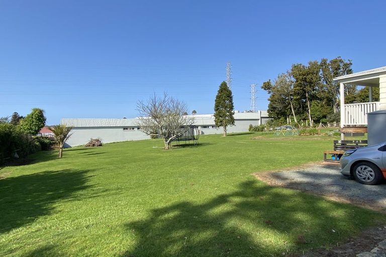 Photo of property in 23 Flanshaw Road, Te Atatu South, Auckland, 0610
