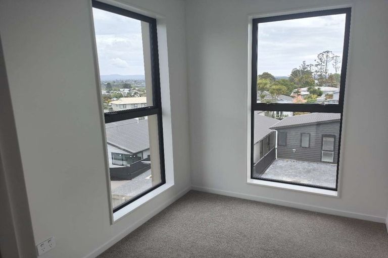 Photo of property in 8/107 Hobsonville Road, West Harbour, Auckland, 0618