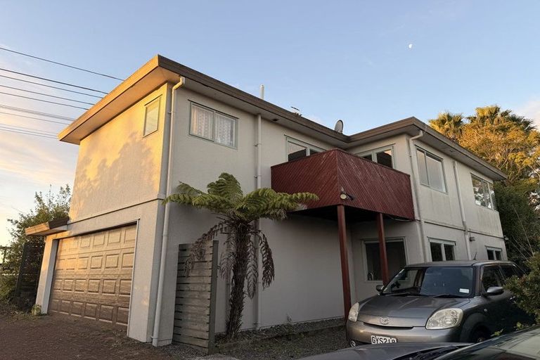 Photo of property in 2/227 Sunset Road, Sunnynook, Auckland, 0632