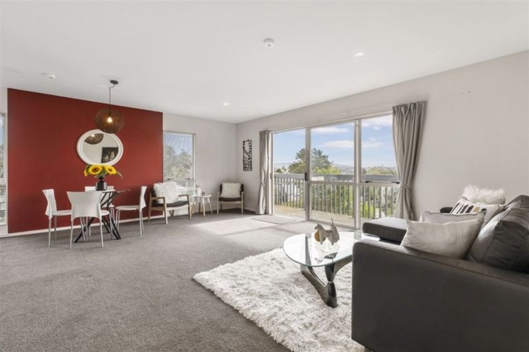 Photo of property in 2/55 Sungrove Rise, Sunnyvale, Auckland, 0612