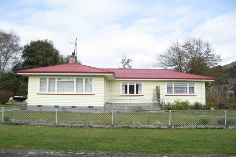 Photo of property in 18 Hotham Street, Murchison, 7007