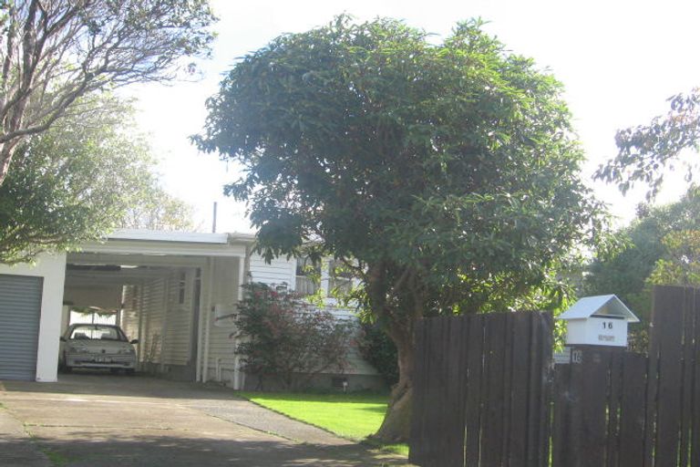 Photo of property in 16 Pokohiwi Road, Normandale, Lower Hutt, 5010