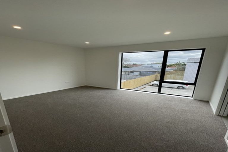 Photo of property in 1/12 Enderby Drive, Te Atatu Peninsula, Auckland, 0610