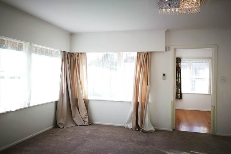 Photo of property in 100 Gossamer Drive, Pakuranga Heights, Auckland, 2010