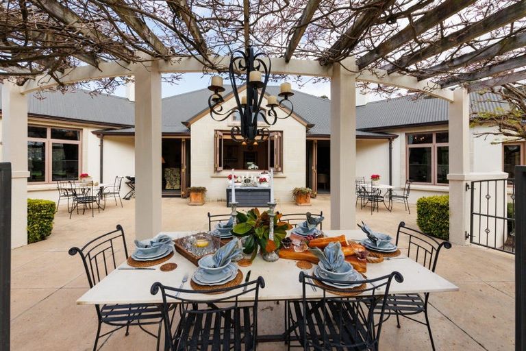 Photo of property in 5 Waicola Drive, Fitzherbert, Palmerston North, 4471