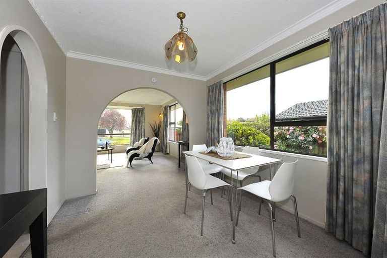 Photo of property in 2/2 Kingham Place, Avonhead, Christchurch, 8042