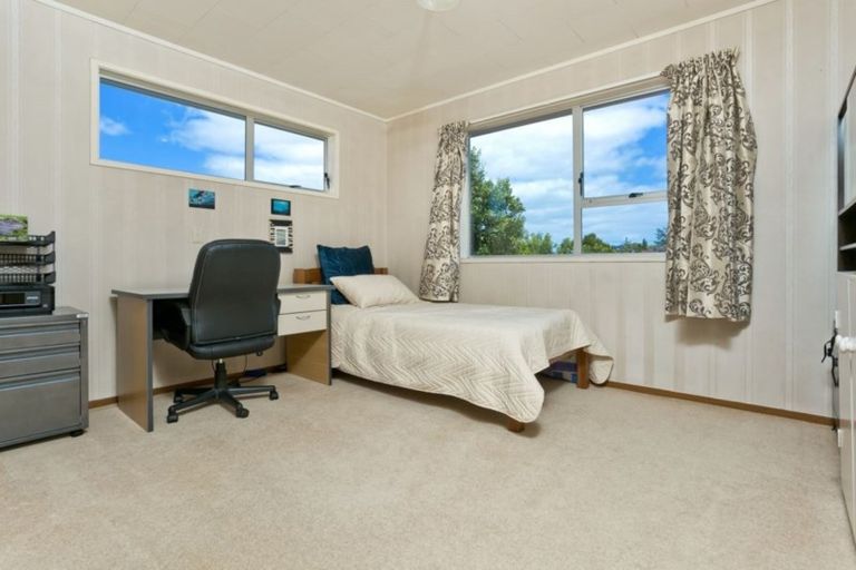 Photo of property in 16 Lavery Place, Sunnynook, Auckland, 0632