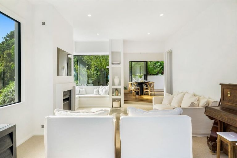 Photo of property in 10 Zita Avenue, Matakatia, Whangaparaoa, 0930