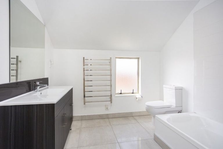 Photo of property in 1 Rosefield Lane, Northcote, Christchurch, 8052