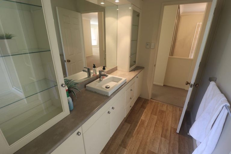 Photo of property in 6 Silkwood Grove, Totara Heights, Auckland, 2105