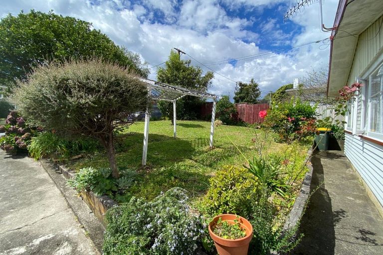Photo of property in 18 Kelkirk Street, Kelston, Auckland, 0602