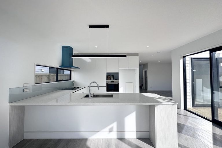 Photo of property in 3b Glennandrew Drive, Half Moon Bay, Auckland, 2012