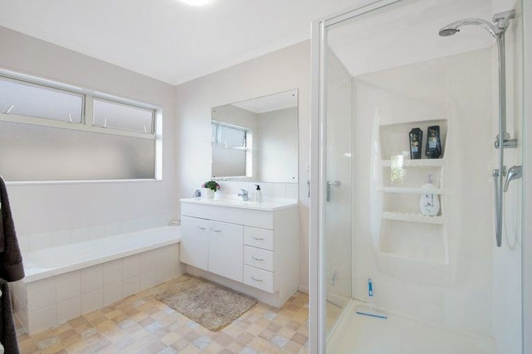 Photo of property in 25 Chesterfield Way, Orewa, 0931