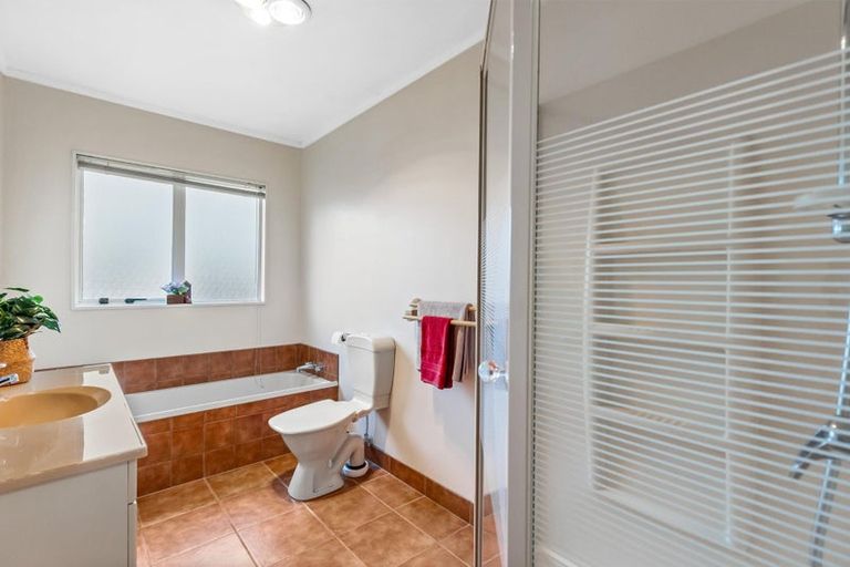 Photo of property in 13 Ginders Drive, Massey, Auckland, 0614