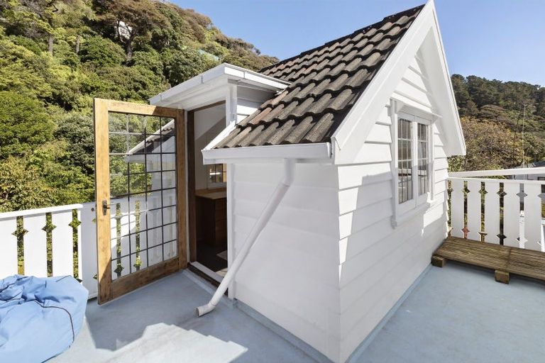 Photo of property in 18 Mahoe Street, Eastbourne, Lower Hutt, 5013