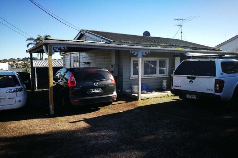 Photo of property in 942 East Coast Road, Northcross, Auckland, 0630