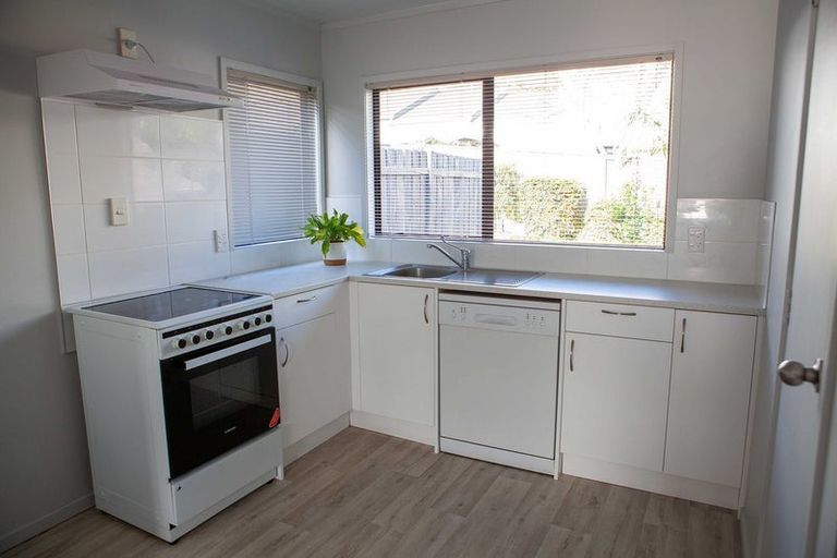 Photo of property in 2/40 Saxon Street, Waterview, Auckland, 1026