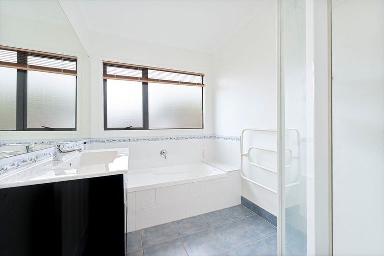 Photo of property in 15 Lake Panorama Drive, Henderson, Auckland, 0612