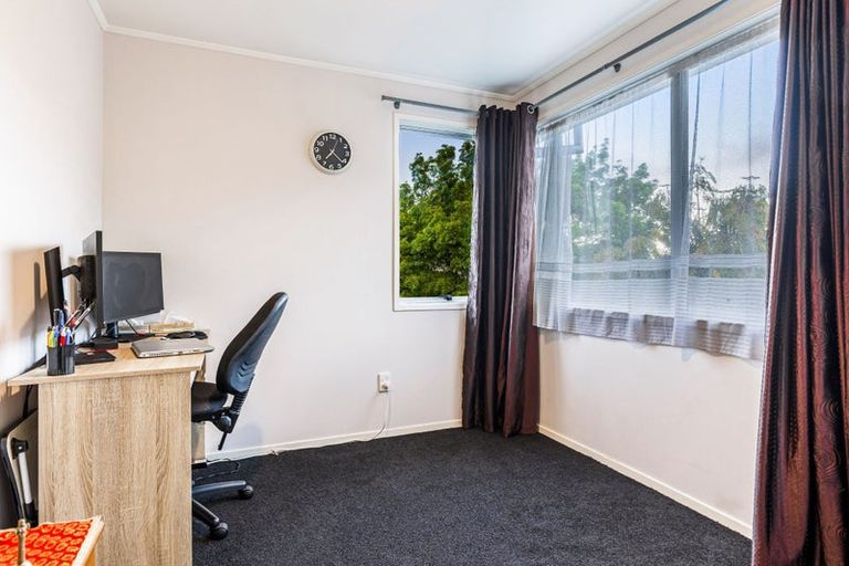 Photo of property in 2 Kilcar Place, Massey, Auckland, 0614