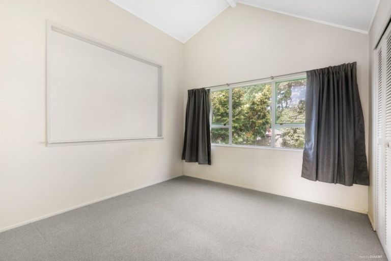 Photo of property in 2/10 Glenvale Place, Totara Vale, Auckland, 0629