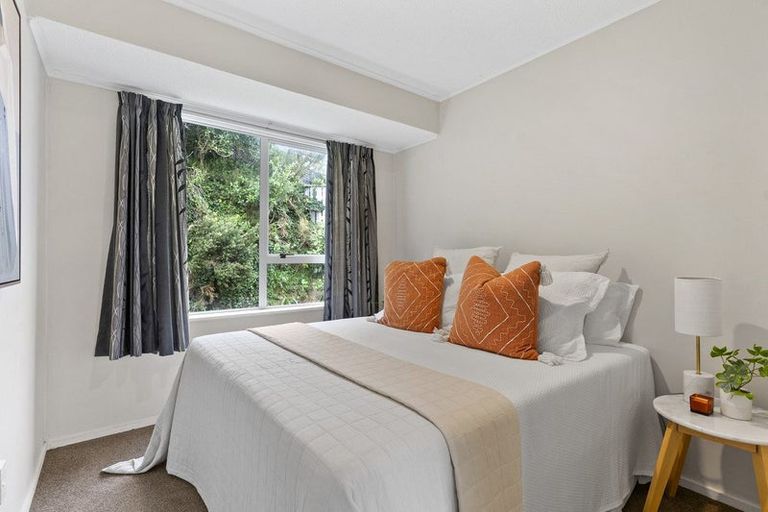 Photo of property in 12 Evesham Place, Newlands, Wellington, 6037