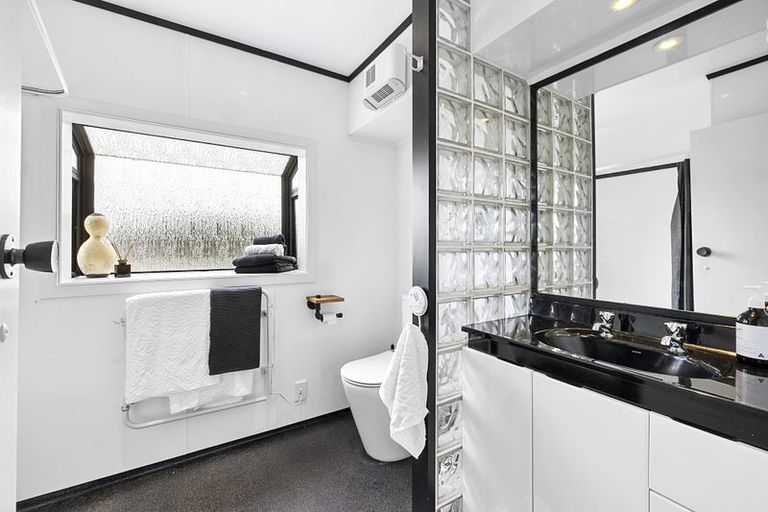 Photo of property in 14 Winstone Place, Highlands Park, New Plymouth, 4312