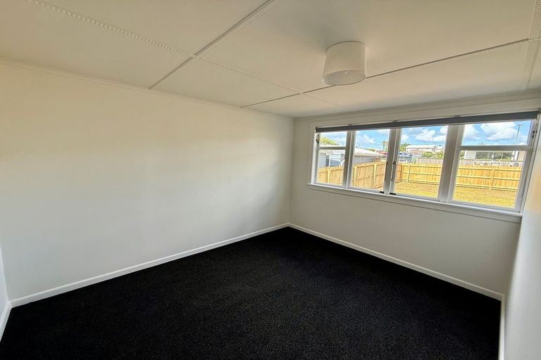 Photo of property in 212 Beach Haven Road, Beach Haven, Auckland, 0626
