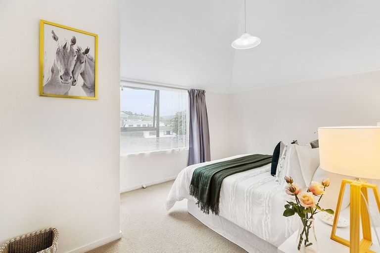 Photo of property in 138 Akaroa Drive, Maupuia, Wellington, 6022