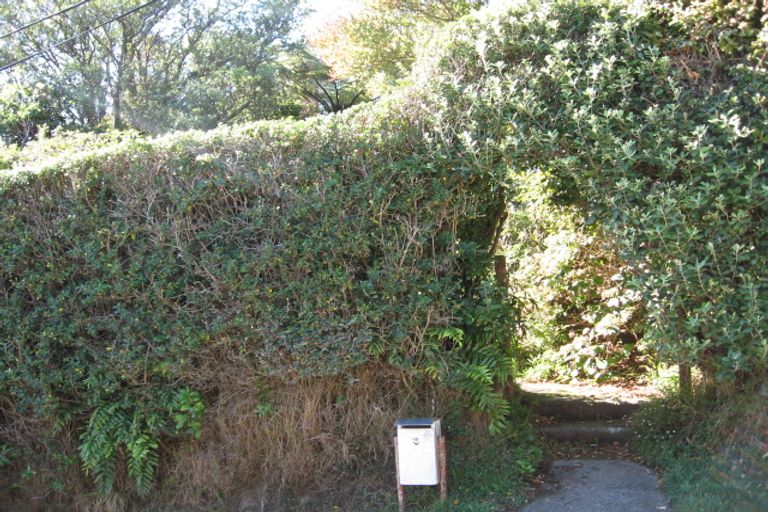 Photo of property in 3 Wakely Road, Newlands, Wellington, 6037