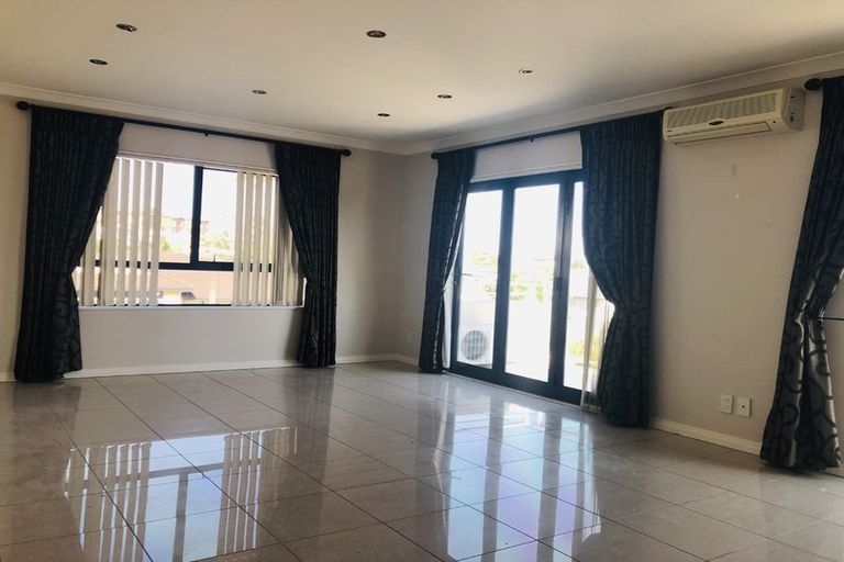 Photo of property in 14 Condor Place, Unsworth Heights, Auckland, 0632