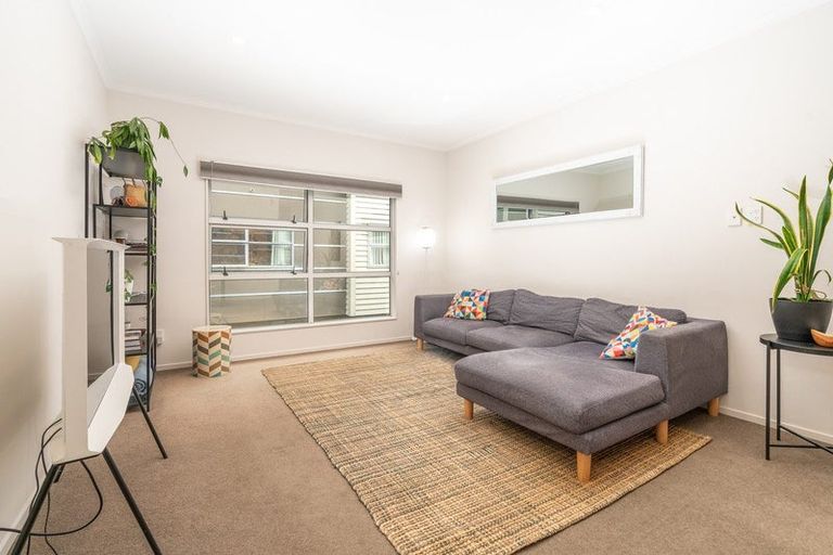 Photo of property in 2/123 The Parade, Island Bay, Wellington, 6023
