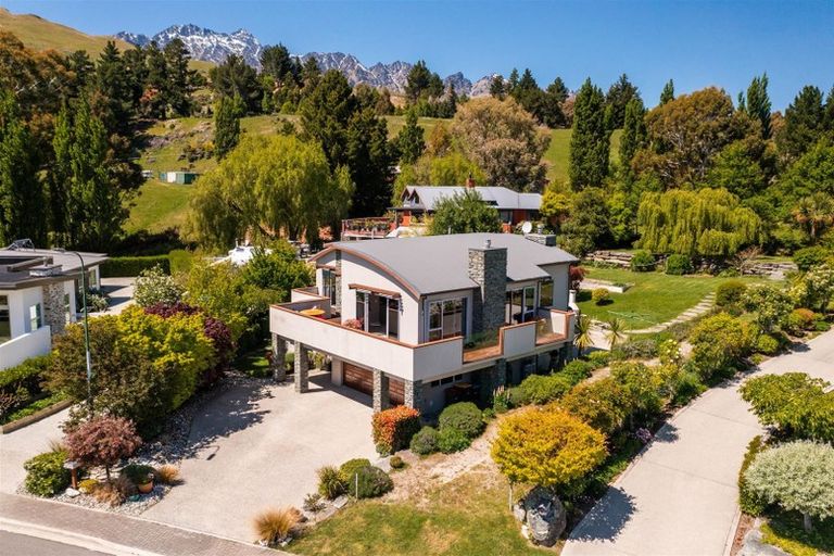 Photo of property in 14 Milward Place, Kelvin Heights, Queenstown, 9300