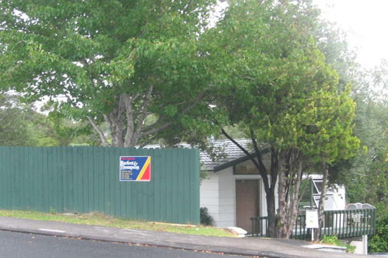 Photo of property in 8 Ellice Road, Totara Vale, Auckland, 0629